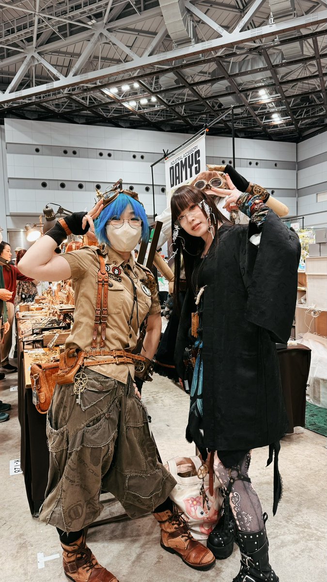Lily_lris's tweet photo. @designfesta ⑥

DAMYSさん　@damico66 とこの、歯車アクセ！

もうダミちゃんとはめちゃ長いお付き合い。

ダミちゃんとツーショ撮らないとでざへすは終わらないのだ！

今回も無事に。

#デザフェス63リポスト
@designfesta https://t.co/T1BNWbAK0o
