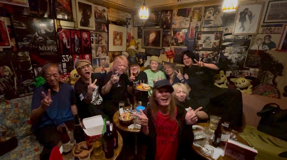 STARCAFE20's tweet photo. ルイジお誕生日会集まってくれた皆さんありがとう。僕はお酒作ることしかできませんが今年もできて幸せでした。 https://t.co/irUlFVYk3D