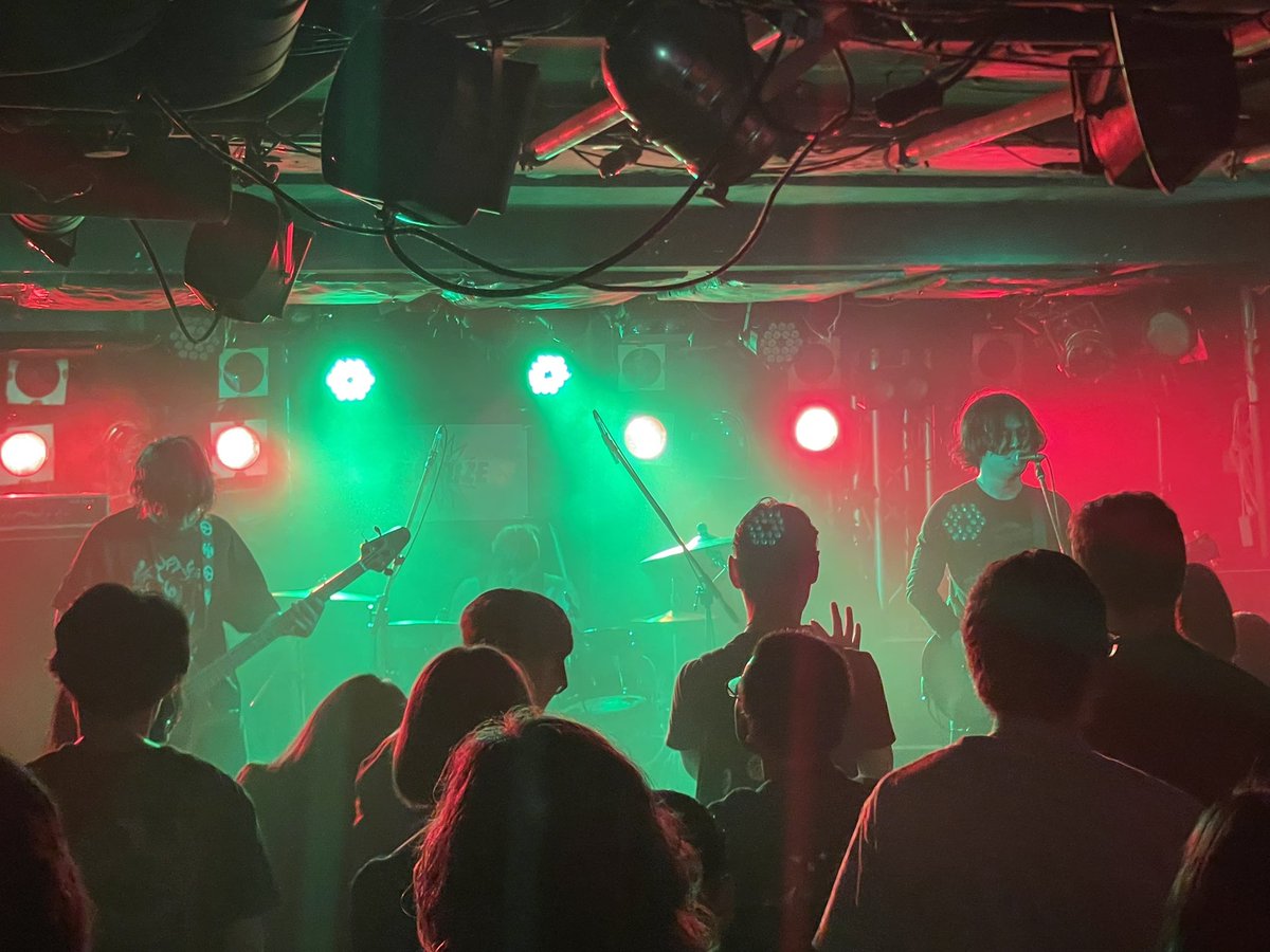 gut_zinegig's tweet photo. TOKYO DOOM FEST 2026最終日

3番目は神戸からの刺客Lightning Swells Forever
メランコリックな酩酊感が渦巻くグルーブが心地よく沁みていく。 https://t.co/8sYqL0Vkex