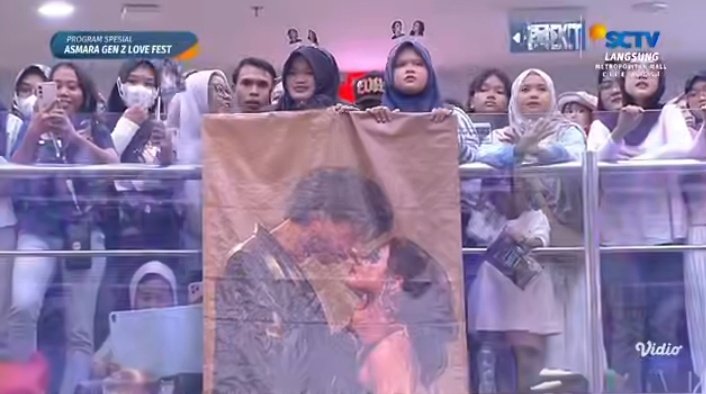 tysmth_'s tweet photo. "Yah di ganti"
"Tadi ga ini deh"
"Banyak banget benderanya"
LUCU BGTTTT
#berMOaRA
MORA GONE ROUGE
#MORAATLF6 https://t.co/qZo0bfY2BK