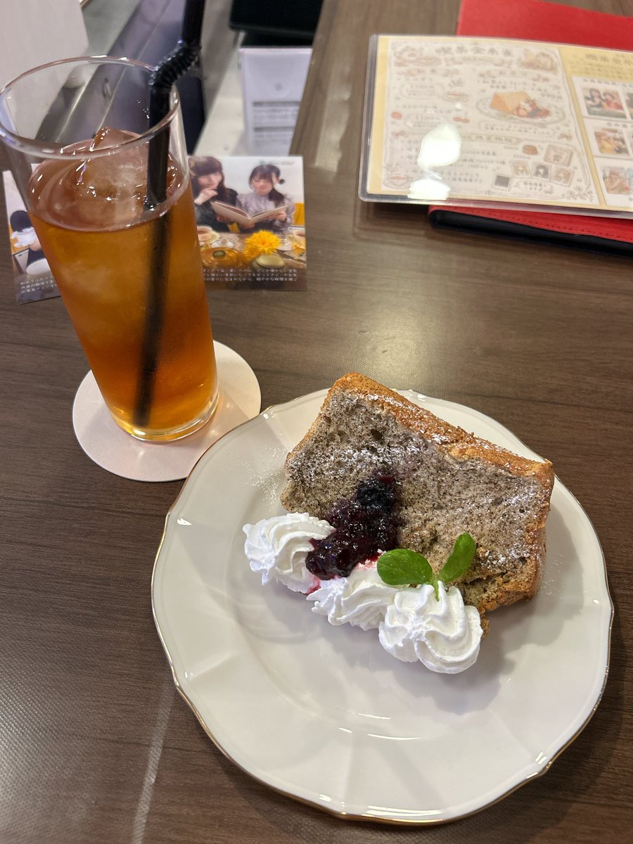 hid226's tweet photo. 金糸雀さんとのイベント中のSalon Lilial さんへ
サーモンと卵の二色丼と
紅茶のシフォンケーキ https://t.co/lDm5oBOgDX