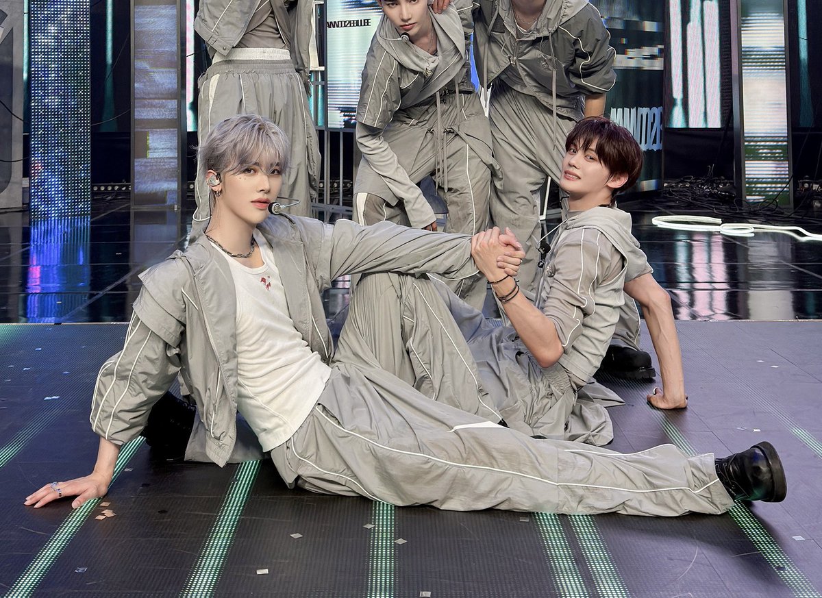 riksluv's tweet photo. ???? gyubrik holding hands for today’s group pic okay sure… #bros #bros4life https://t.co/JraZWb8kuT