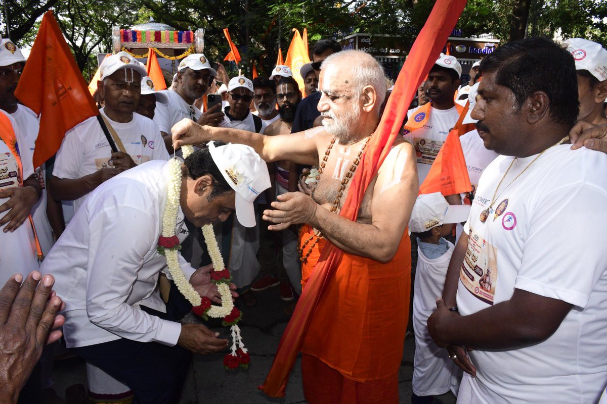 drashwathcn's tweet photo. ಇಂದು ಮಲ್ಲೇಶ್ವರದಲ್ಲಿ ಆಯೋಜಿಸಲಾದ 2.5 ಕಿ.ಮೀ. “ವಾಕ್ ವಿತ್ ರಾಮಾನುಜ - 2026” ಕಾರ್ಯಕ್ರಮದಲ್ಲಿ ಶ್ರೀ ಶ್ರೀ ಯದುಗಿರಿ ಯತಿರಾಜ ಜೀಯರ್ ಸ್ವಾಮೀಜಿಗಳ ದಿವ್ಯ ಸಾನ್ನಿಧ್ಯದಲ್ಲಿ ಭಾಗವಹಿಸಿದೆ.

ಭಕ್ತಿ, ಸಂಸ್ಕೃತಿ, ಆರೋಗ್ಯಕರ ಜೀವನಶೈಲಿ ಹಾಗೂ ಸಮಾಜದಲ್ಲಿ ಸೌಹಾರ್ದತೆಯ ಸಂದೇಶವನ್ನು ಸಾರುವ ಇಂತಹ ಕಾರ್ಯಕ್ರಮಗಳು ನಮ್ಮ ಸನಾತನ ಧರ್ಮದ ಮೌಲ್ಯಗಳನ್ನು ಮತ್ತಷ್ಟು ಬಲಪಡಿಸುವುದರ ಜೊತೆ ಸಮಾಜವನ್ನು ಒಗ್ಗೂಡಿಸುವ ಕಾರ್ಯವನ್ನು ಮಾಡುತ್ತವೆ.