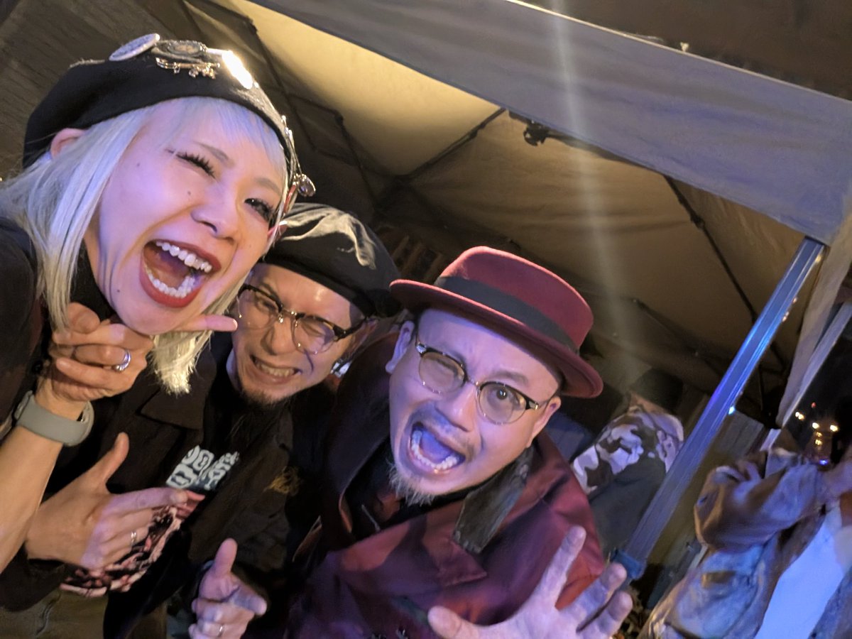 DUSTBABY6's tweet photo. 忘れてモーテルズ 悪玉様とお写真撮らせていただきました！
この御方の演奏姿は本当に完璧だわ
登場から退場まで一挙手一投足がもう、格好良過ぎるもの
沢山お話させていただいた大好きなお兄様
またお会い出来る日がとても愉しみね　(眞) https://t.co/g9yTOOp1kV