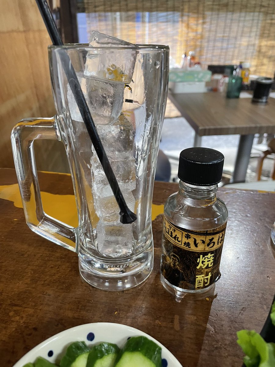 junmomo1996's tweet photo. ここで焼酎系の割りものを頼んだ時に提供される焼酎の瓶はどのぐらいの量なんだろう？
結果、黒ホッピー、白ホッピーで２本いただきました🍶 https://t.co/mu7D82nk8N