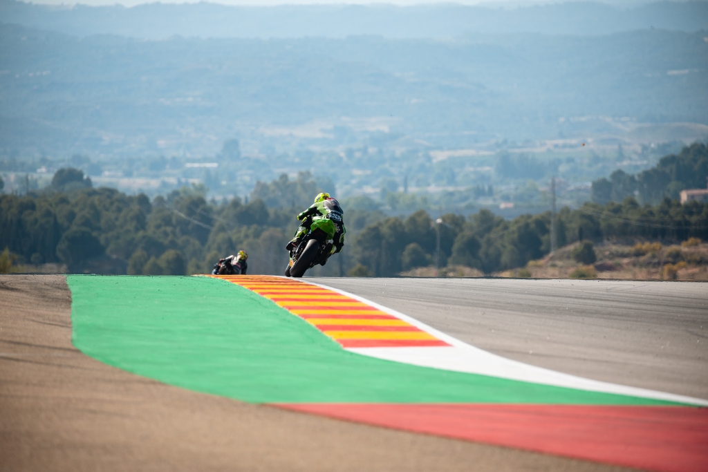 DomiAegerter77's tweet photo. #AragonWorldSBK #WSSP #WarmUp2 ✅
🅿️2️⃣4️⃣ - 1´54.171 +1.499
Race2️⃣ starts at 14:00 CEST
#DA77 with @PuccettiRacing at @AragonMotorLand
@WorldSBK #WorldSSP
#Kawasaki #ZX6R636
#ARAI
#IXS
#FiveGloves
#DaytonaBoots https://t.co/l8aDdWRoZJ