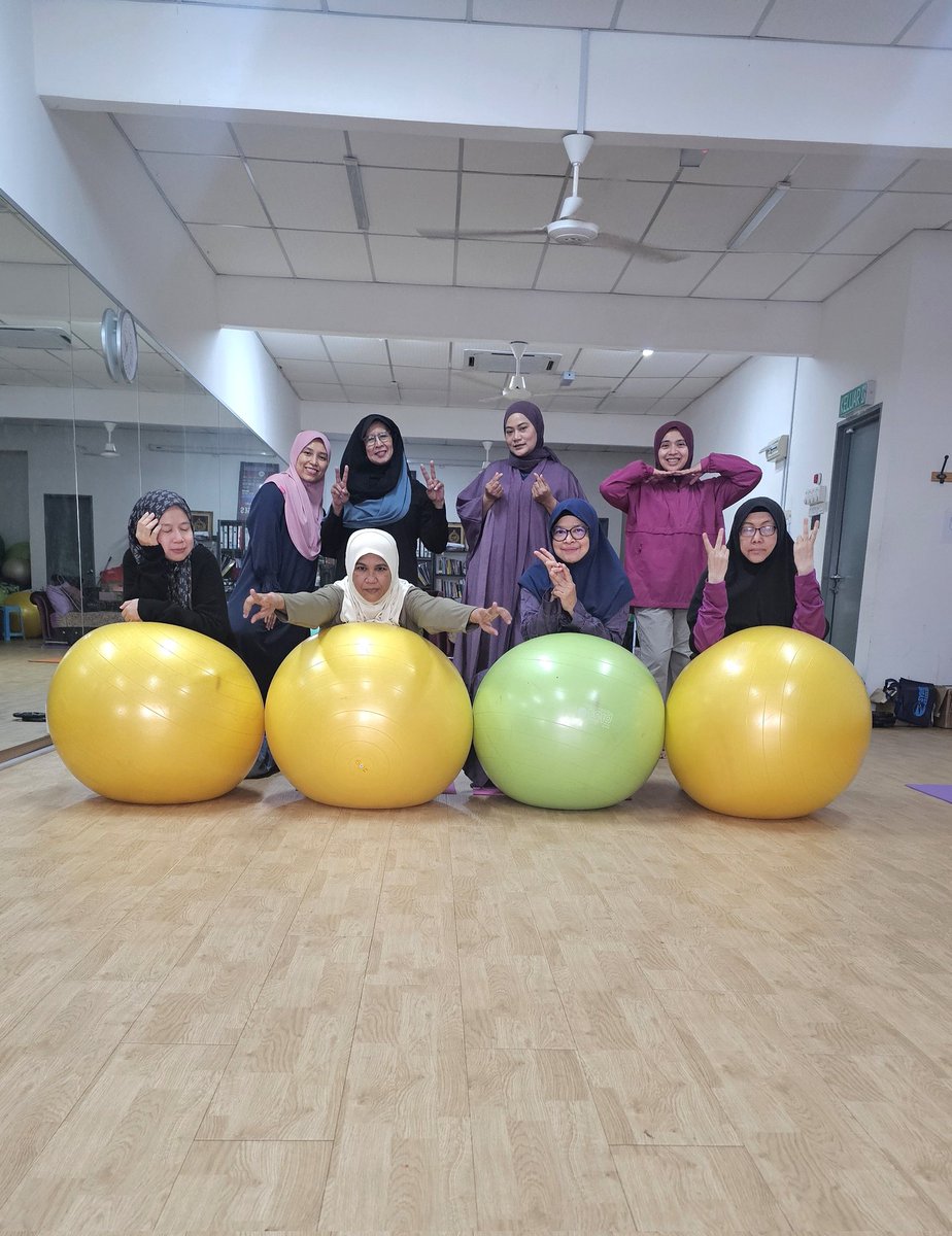 RoseJulia5's tweet photo. This morning conducted a one hour FITBALL class; half an hour of cardio workout, 20 mimutes strength training and stretching plus relaxation session at the end. Consistency is the key to being fit &amp; healthy.  Salam from Studio57-Fitness For Life https://t.co/Su1bVbPgzs