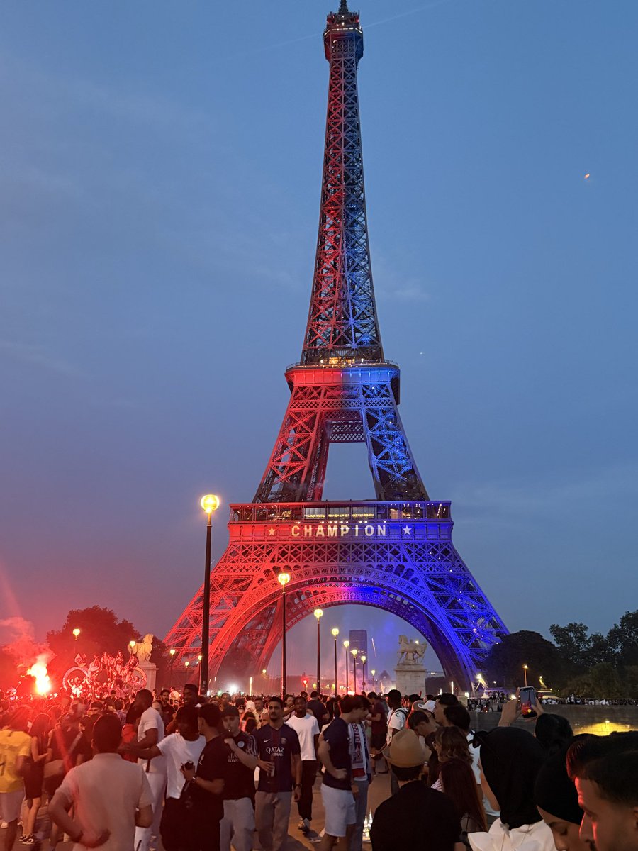 Brunomallet's tweet photo. ⭐️⭐️BackToBack
Ils l’ont fait au bout d’une finale où nous sommes passés par tous les états possibles. 
Nous étions au cœur de la capitale. 
Des instants gravés à jamais. 
Francilien de naissance, Parisien par choix. 
Merci @PSG_inside https://t.co/J7ZKGlQOtO