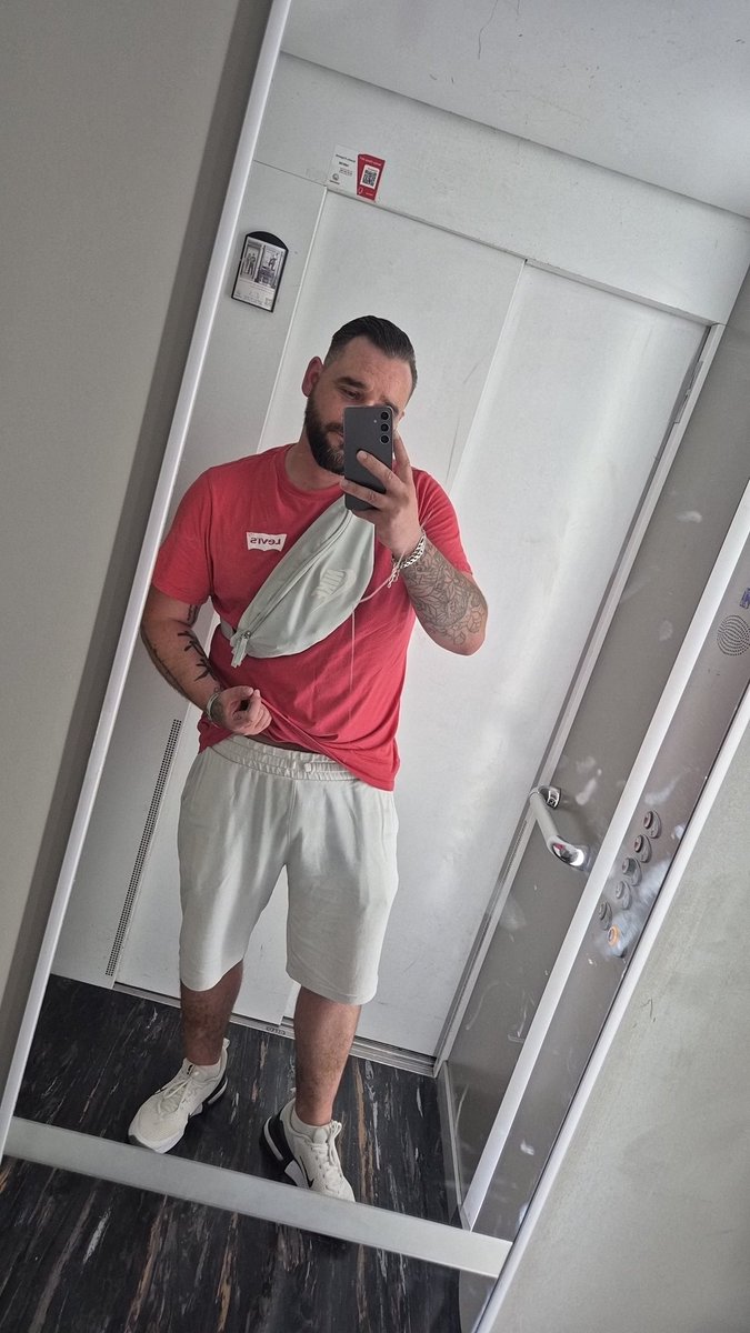 dew_arno's tweet photo. C'est bien le nord ici 
Hier 34 degrés même cette tenue assez légère était de trop... ce matin à peine 19 degrés et je crois que je vais rajouter une couche de vêtements 🤣 https://t.co/2kyEsrX804