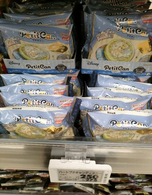 shimapatobu's tweet photo. プチキャン／ディズニークラシックキャラクター 取扱い店はどこ？コンビニは？配列や再販売まとめ！フラゲは？イオン、ローソンも！缶は全10種類！

https://t.co/tVaRxjZq08

イオンではフライングで販売していました！
#食玩　#ディズニー

    ふしぎの国のアリス
    わんわん物語
    ダンボ
    ピノキオ
    ピーター・パン
    ライオンキング
    おしゃれキャット
    シンデレラ
    白雪姫
    バンビ

がラインナップ！
