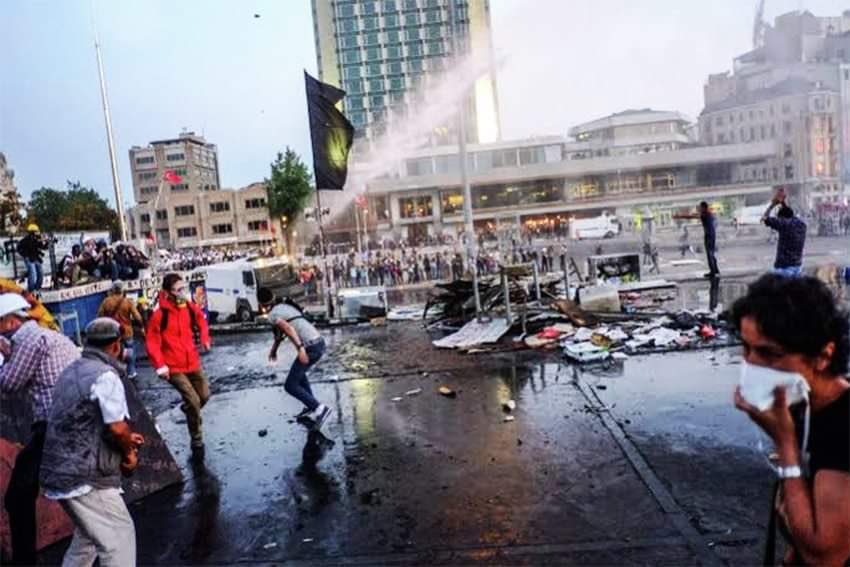 anarsizmtarih's tweet photo. Gezi'de Düşene Dövüşene Bin Selam!

Taksim Gezi İsyanı’nın 13. yılında Taksim'i aşarak yüzlerce meydana yayılan isyanı selamlıyoruz. https://t.co/ZNnSeRkNqV