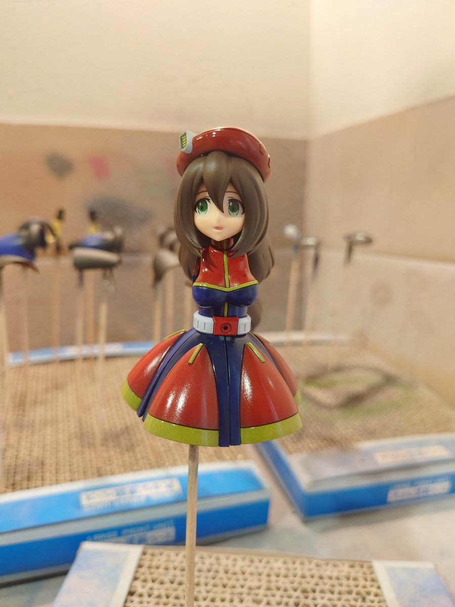 NGobeduu's tweet photo. コトブキヤのアイリス全塗装作成中

髪の毛の分割が気になったので、パテ埋めしたけど、角度をつけ過ぎた感w
（パテ埋め雑過ぎてゴメンナサイ）

スカートのベルト下部分もモールド彫りしたかったけど失敗する未来しか視えなかったので塗装のみ

つや消しはまだ吹いてないのでツヤツヤ https://t.co/RkqdEfBXyX