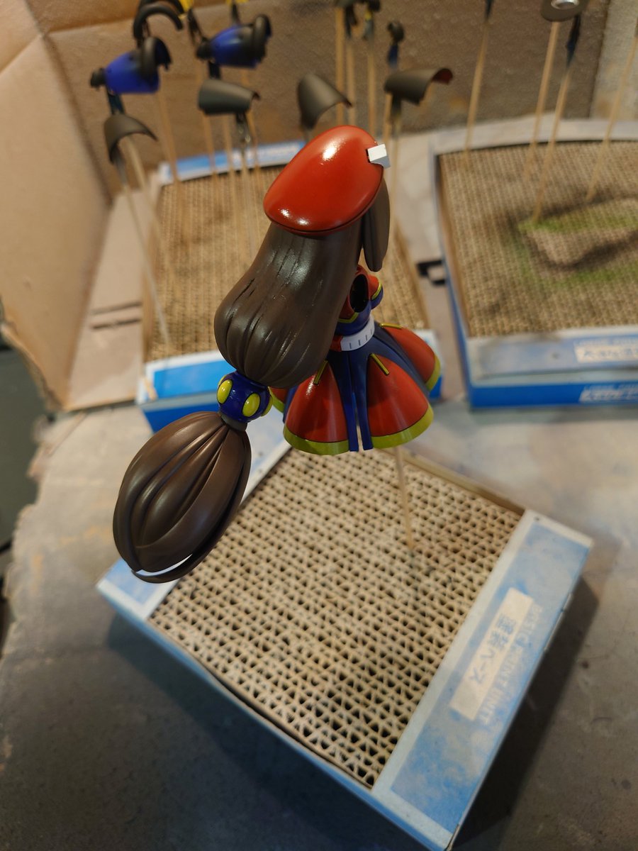 NGobeduu's tweet photo. コトブキヤのアイリス全塗装作成中

髪の毛の分割が気になったので、パテ埋めしたけど、角度をつけ過ぎた感w
（パテ埋め雑過ぎてゴメンナサイ）

スカートのベルト下部分もモールド彫りしたかったけど失敗する未来しか視えなかったので塗装のみ

つや消しはまだ吹いてないのでツヤツヤ https://t.co/RkqdEfBXyX