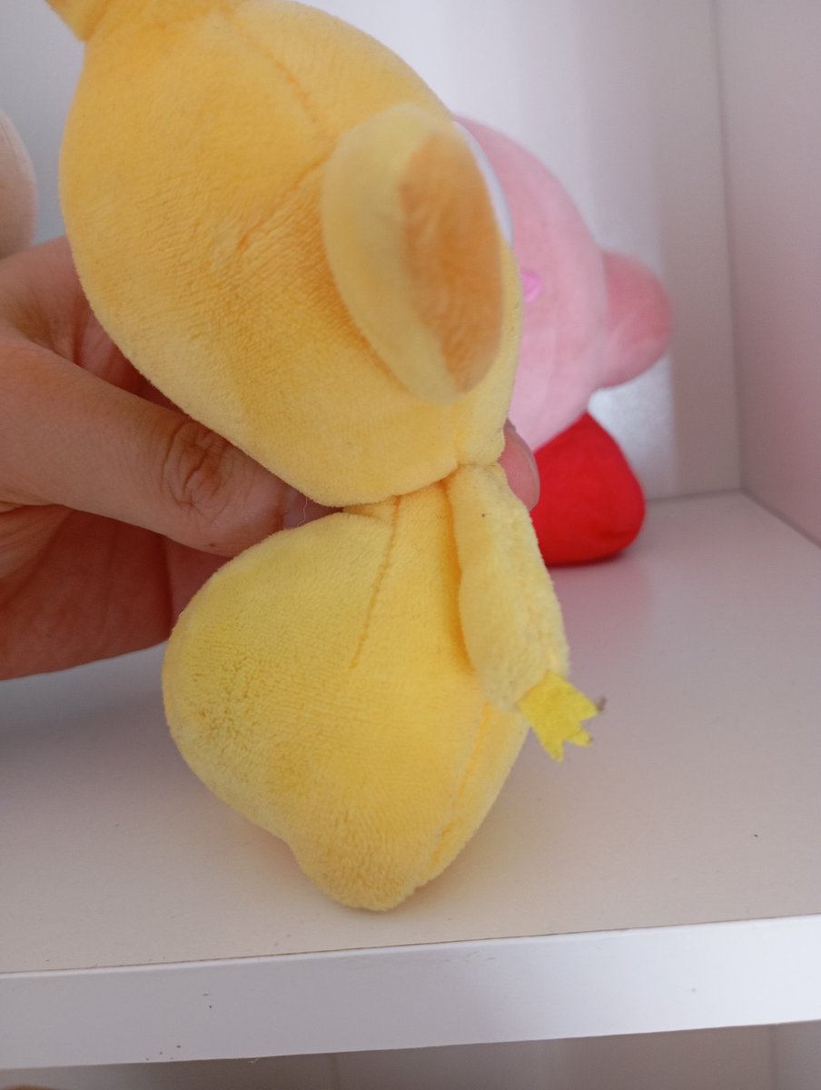 ChampiArt's tweet photo. Can somebody explain to me why the yellow pikmin plush comes with such a fatass https://t.co/Wiw0oLA4uc