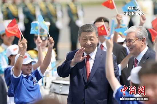 CNS1952's tweet photo. 在“六一”國際兒童節即將到來之際，中共中央總書記、國家主席、中央軍委主席習近平給中共一大紀念館、南湖革命紀念館少先隊紅領巾講解員回信，對他們予以親切勉勵，並祝他們和全國的少年兒童節日快樂。

習近平在回信中說，得知你們在一大會址和南湖紅船旁，用心用情講述黨的歷史、革命故事和英雄事跡，厚植了愛黨、愛國、愛社會主義的情感，得到了鍛煉與成長，我感到欣慰。