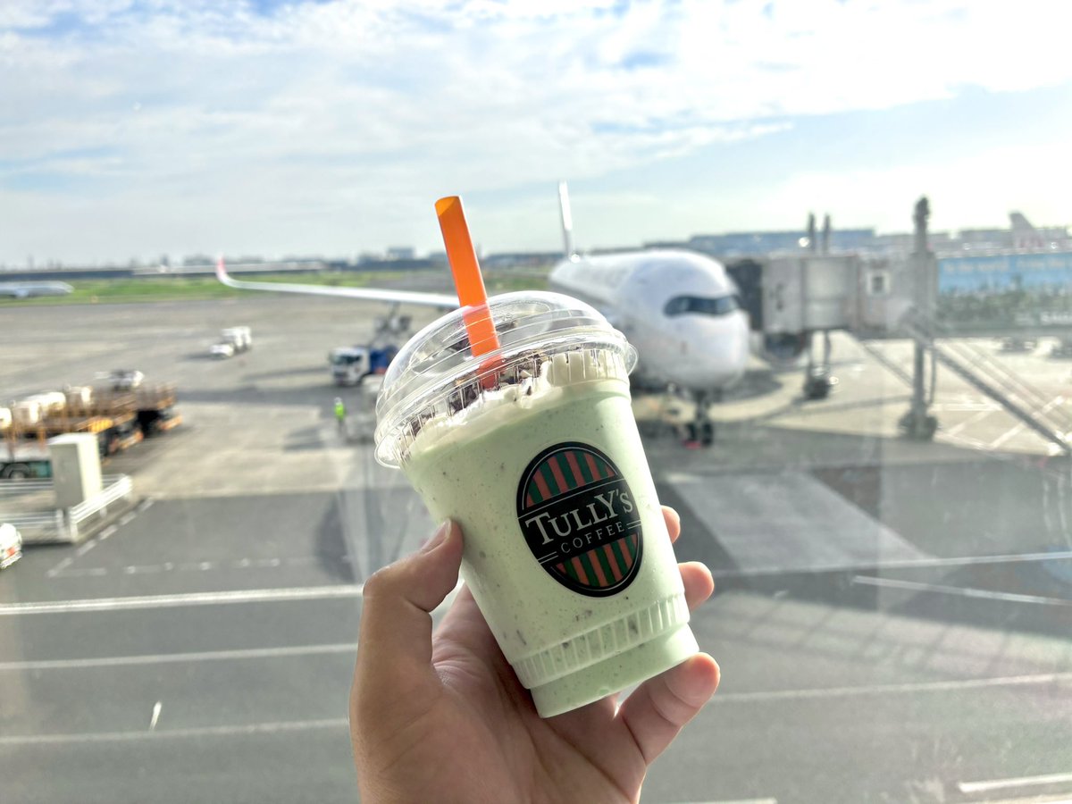 attackfighter's tweet photo. チョコミントシェイク見つけたから待ち時間に買った https://t.co/qoIiQFdJHW