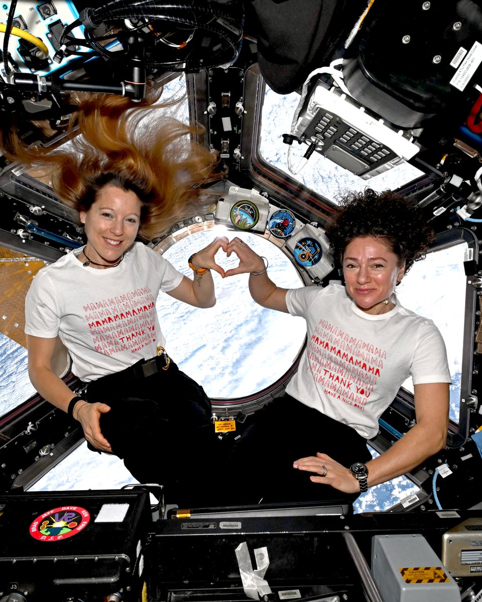 Soph_astro's tweet photo. Jour 106, orbite 1655 – Hello coucou les Mamans sur Terre ! ici les Mamans de l’espace. On vous envoie tout plein d’amour 🫶 depuis là-haut.
Joyeuse fête des mères en France et en Europe !

📸 @esa / @NASA 

#εpsilon • @ESA_fr • @CNES • @esaspaceflight • @Space_Station https://t.co/b8DOFQQfqy