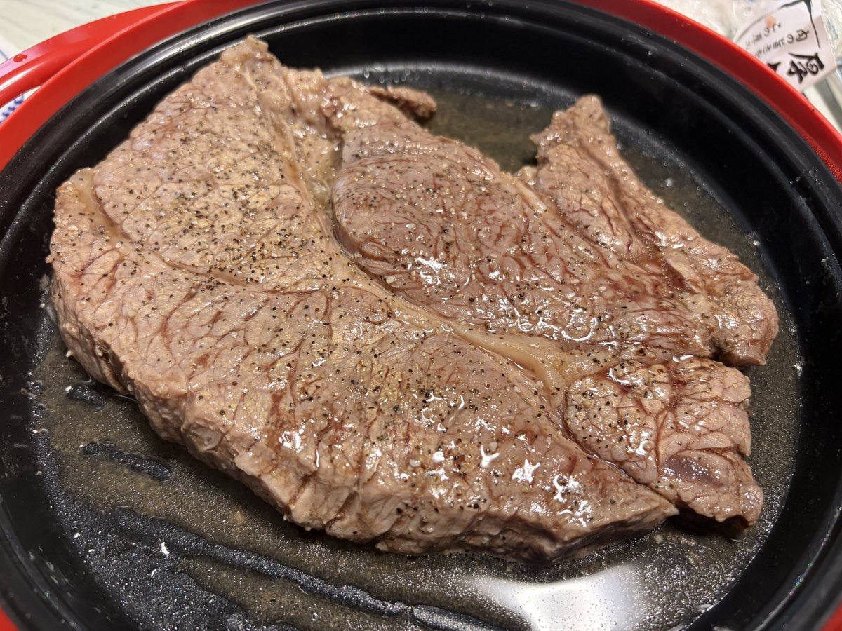 mesotabi's tweet photo. スタジアムシティのジャパネット(ジャパレクラボ)で前から気になってたレンジメイトプレミアムと、スタジアムシティの食品スーパーフードウェイの厚切りステーキを買ってきた。電子レンジでステーキ肉が焼けるとかそんなうまい話があるわけが……なんで？ https://t.co/HLW1WdBdbb
