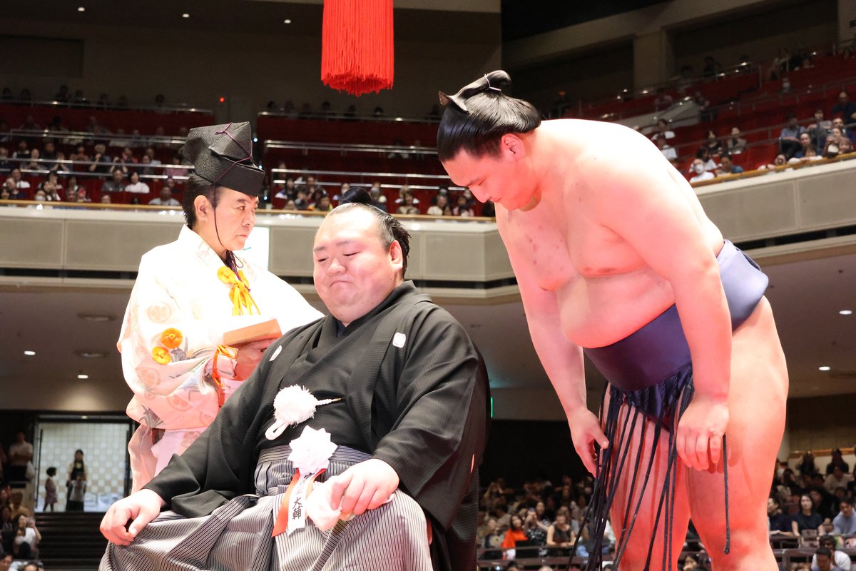 sumokyokai's tweet photo. ＜宝富士引退桐山襲名披露大相撲＞ 
鋏を入れた力士の様子を一部ご紹介。 
伊勢ヶ濱部屋
炎鵬、翠富士、寿之富士、尊富士

#sumo #相撲 #宝富士 https://t.co/gVdX86Bv2u