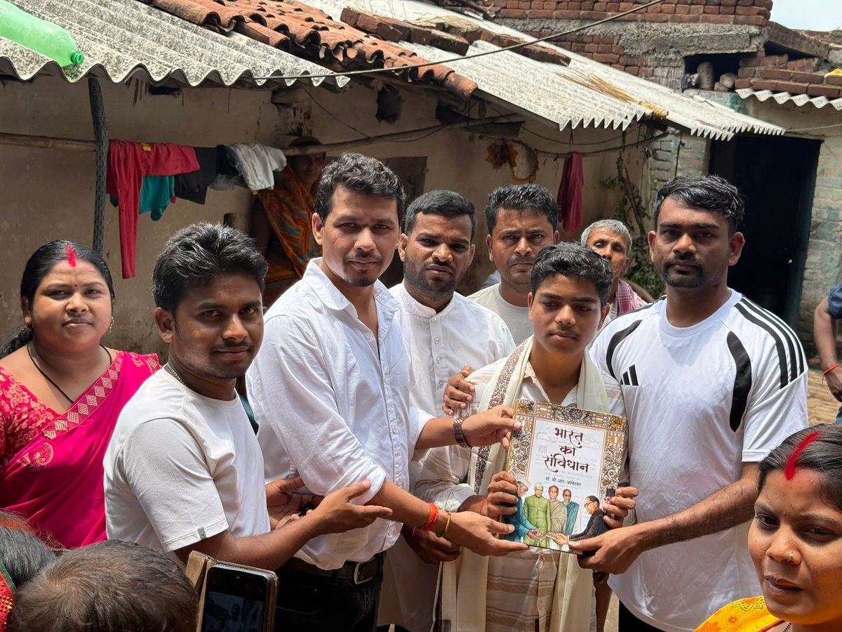MotilalJBKSS's tweet photo. टुंडी विधानसभा क्षेत्र के दुमदुमी पंचायत निवासी प्रतिभाशाली छात्र गौतम कुमार महतो को इंटरमीडिएट परीक्षा में जिले में द्वितीय स्थान प्राप्त करने पर सम्मानित किया। उनकी यह उपलब्धि पूरे क्षेत्र के लिए गर्व का विषय है। उज्ज्वल भविष्य हेतु हार्दिक शुभकामनाएं। https://t.co/cxFUwjS2J4