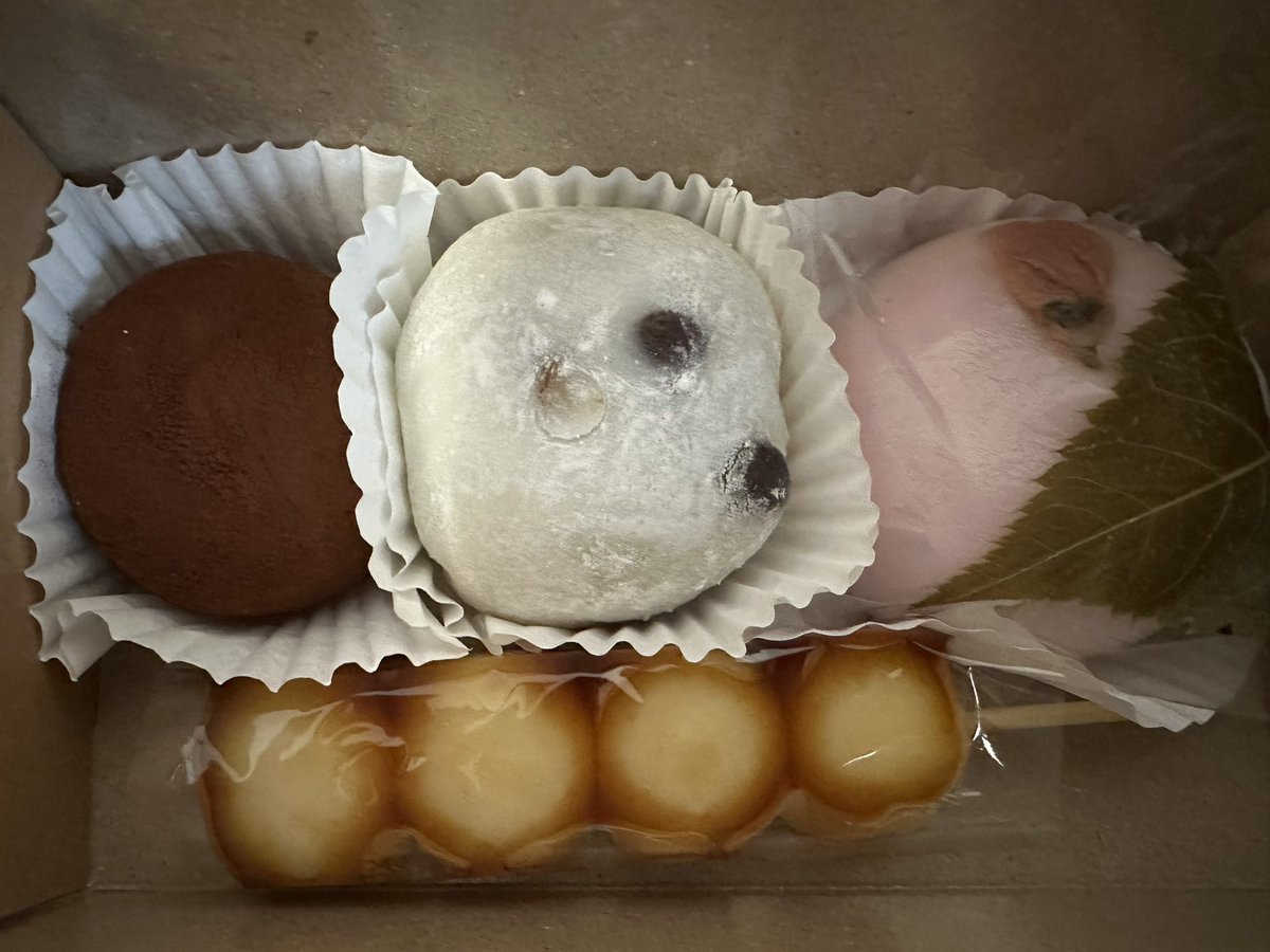 Spitz_sin's tweet photo. つづみ団子、３つ買ったらみたらしor 三色団子のどちらか一本無料。
数件先のクレープと迷ったけど万年ダイエッターの味方の和菓子に。
チョコ大福のみ次女チョイス。 https://t.co/SivPwZ2kKO