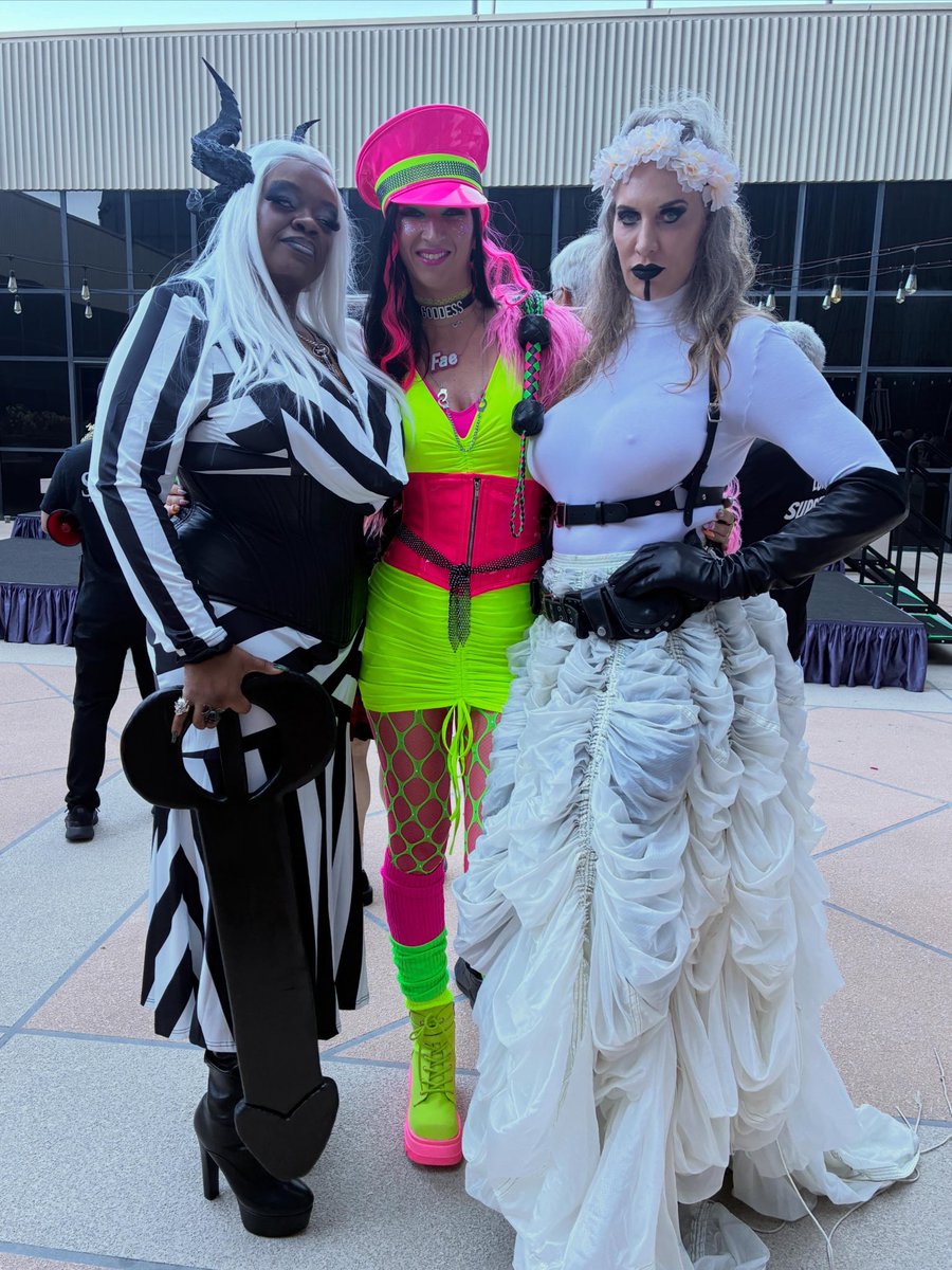 EmprssCassandra's tweet photo. These are My people, this is My crowd! @BitchPuddin30 @GoddessFaeBlack @Switchy_Pumpkin @gothchic16 @KimonoRapture #Domcon2026 @DomConLA https://t.co/JdojQB5Aqp