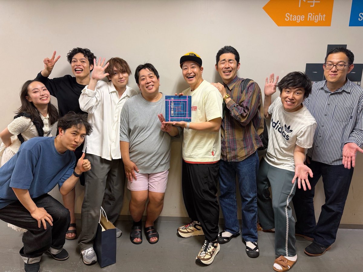 shizzlemurakami's tweet photo. 東京楽日。
胸が溢れ過ぎて何と言えばいい。
とにかく、座長が慧くんで、脚本演出が上田さんで、脇を固めるのが今回の演者さんたちスタッフさんたちで、席を埋めてくれるのが観に来てくれたお客さんたちで心の底から良かった。
17公演全てが繋がった掛け替えのない並行世界でした。
#四畳半神話大系 https://t.co/YGXlwavccm