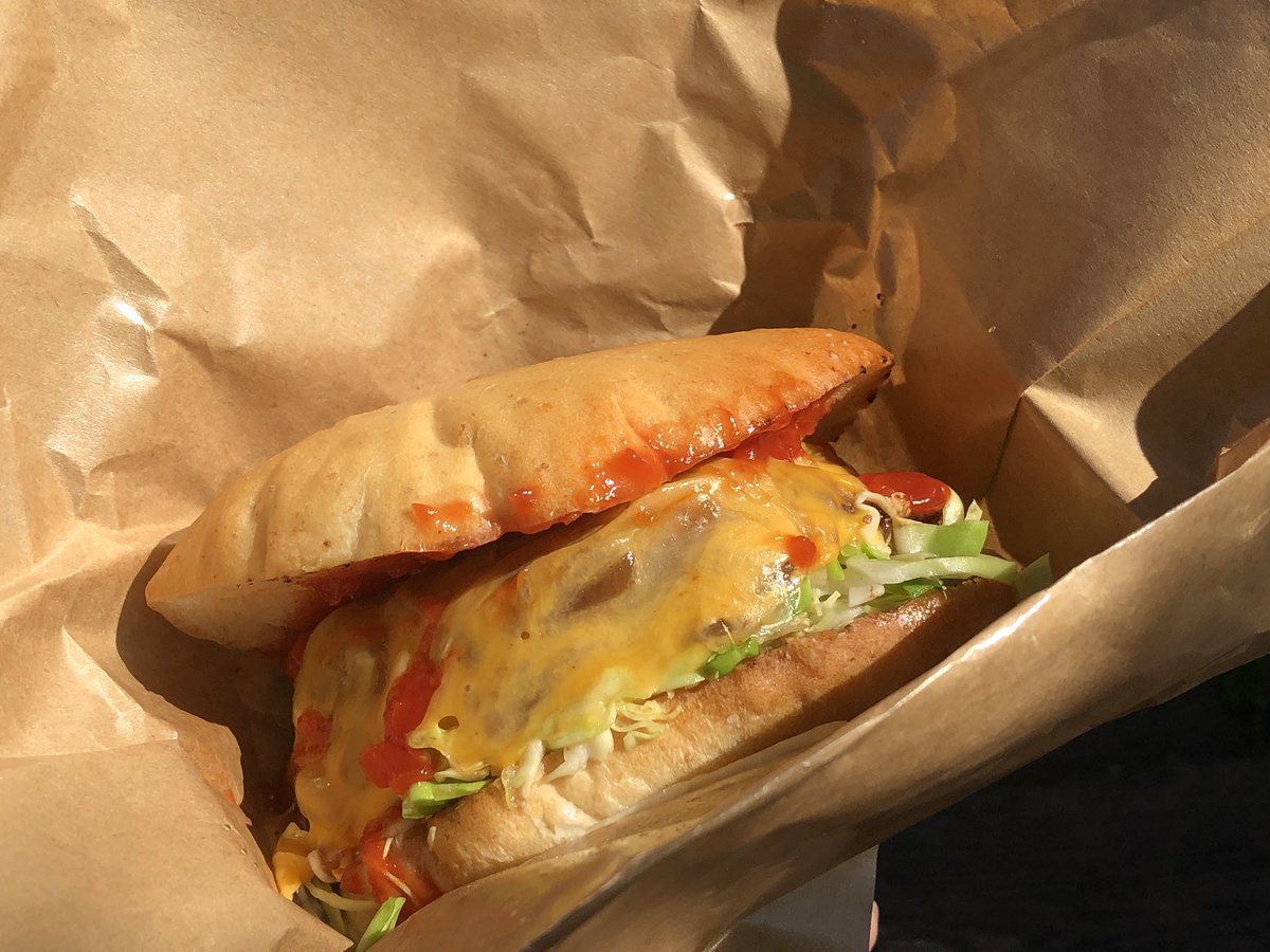 zisakukebari59's tweet photo. 洞爺湖に到着！とりあえずハイデゥンでハンバーガー🍔をテイクアウトしてコンビニでビール買って湖畔のベンチで遅めのランチ✨
相変わらずハイドゥンのハンバーガーはジューシーで美味〜い😋ステッカー売ってたのでルアーボックスに貼ろうっと♪
#洞爺湖 #ハンバーガー #ハイドゥン #Hydune https://t.co/bPgKnGlPDN