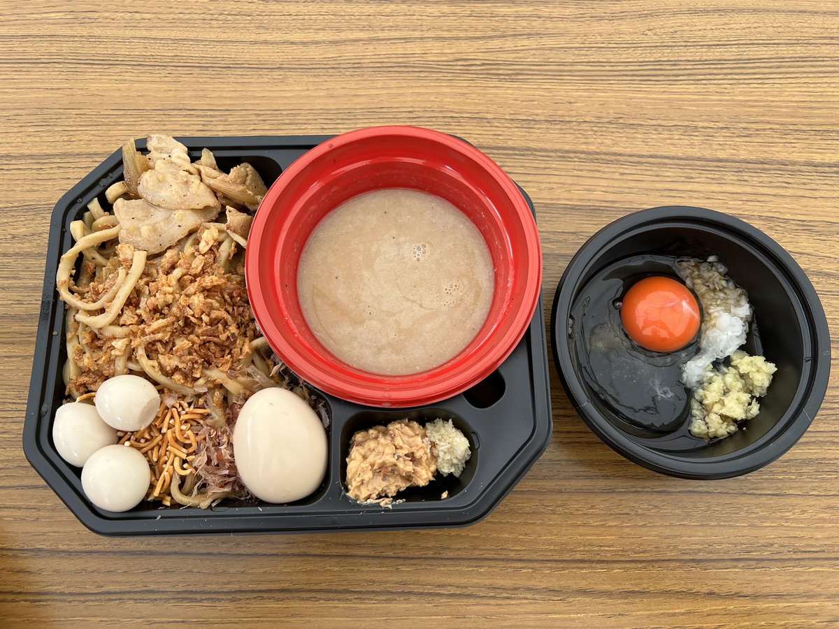 okms100's tweet photo. 激うま！八街！ラーメン祭
・ハイマウント✖️肉玉そば越智
　はい！おち！肉玉まぜそば
・らぁめん家　有坂
　極上醤油豚骨らぁめん

娘のイベント前にお昼ご飯　ハイマと越智のコラボ目当てに
それと最近家系欲高めなので有坂を
娘とこの2杯をシェア　ハイマ気に入ったらしくパクパク食べてた https://t.co/EYwqnVivIl