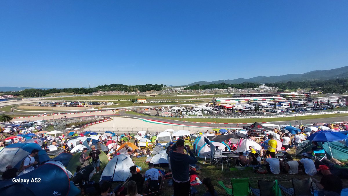 Delio92's tweet photo. Bho non lo so...ogni volta che ci metto piede è come se fosse sempre la prima volta 😍🤩 ho avuto i brividi sulla pelle! #mugello #motogp #motomondiale #moto2 #moto3 https://t.co/zZe2o6NFpp