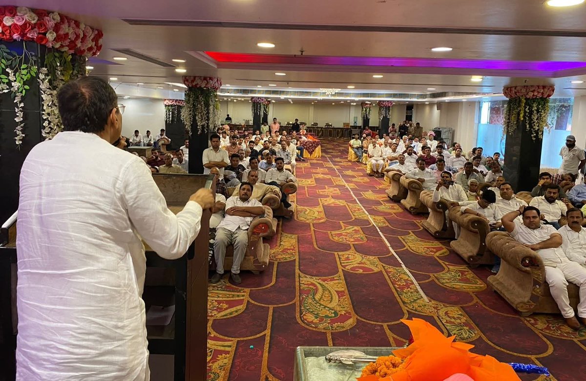 dutt_bjp's tweet photo. आदरणीय @dbhardwajmlc जी द्वारा भाई  परमानंद कौशिक जी को विधान परिषद क्षेत्र के जनपद हापुड़ का जिलाप्रतिनिधि बनाया गया उसी के उपरांत कल मेरठ के होटल सम्राट हाइवेंस में आयोजित स्वागत,धन्यवाद एवं अभिनंदन कार्यक्रम किया मा.विधायक जी का सभी ने जोरदार स्वागत किया !

 @dbhardwajmlc https://t.co/efcHWqe7sg