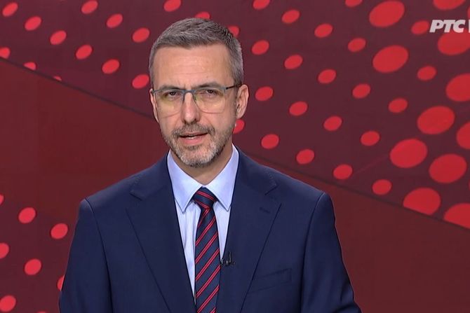 chemu_optimizam's tweet photo. Vladimir Jelić - besramni čitač lažnih vesti koji je "samo radio svoj posao".

Nije Karleuša najveća kurva.

#nijeKarleušaNajvećaKurva https://t.co/BMBzkbKU6v