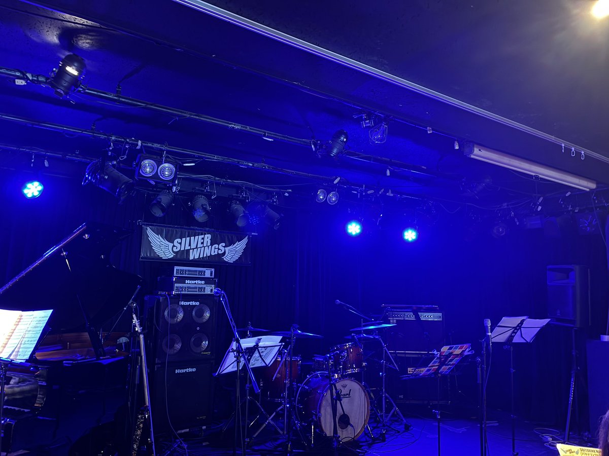 fukamari443's tweet photo. 今日のお昼からは #京都四条河原町 へ🚃
#祇園 Cafe &amp; Bar #SILVERWINGS 
おっちゃん!あばれます!Vol.22
～叫び続ける愛のロッケンロール～
#Custom さん #Chucks さん
ゲスト推し #アダチケンゴ さん.
3組のバンドライブ🎸🎹🥁に参戦✨
個性強め.素敵で.超お得なライブ🤗
皆が笑顔で楽しかった〜🥰✨ https://t.co/HFZZohfiZ8