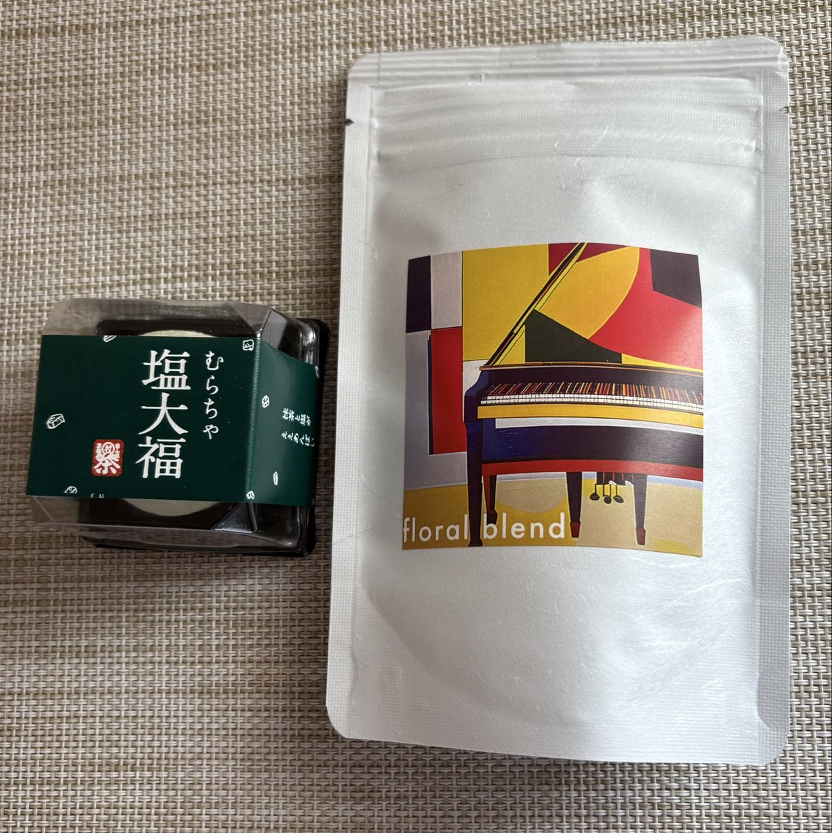 sweetsarasa's tweet photo. 多田製茶さんのオリジナル合組 花香ル煎茶
煎茶なのに花の香り、嘘みたい

大大阪お茶会のセミナーで素晴しい淹れ方を見せてくださったあの方が阪神百貨店日本茶フェスのブースに
その場で口頭伝授いただいた急冷法、8割ぐらい再現できたかな　
美味しいっ😋

南山城のむらちゃ塩大福は抹茶餡
#茶好連 https://t.co/1nA6X2nHxm