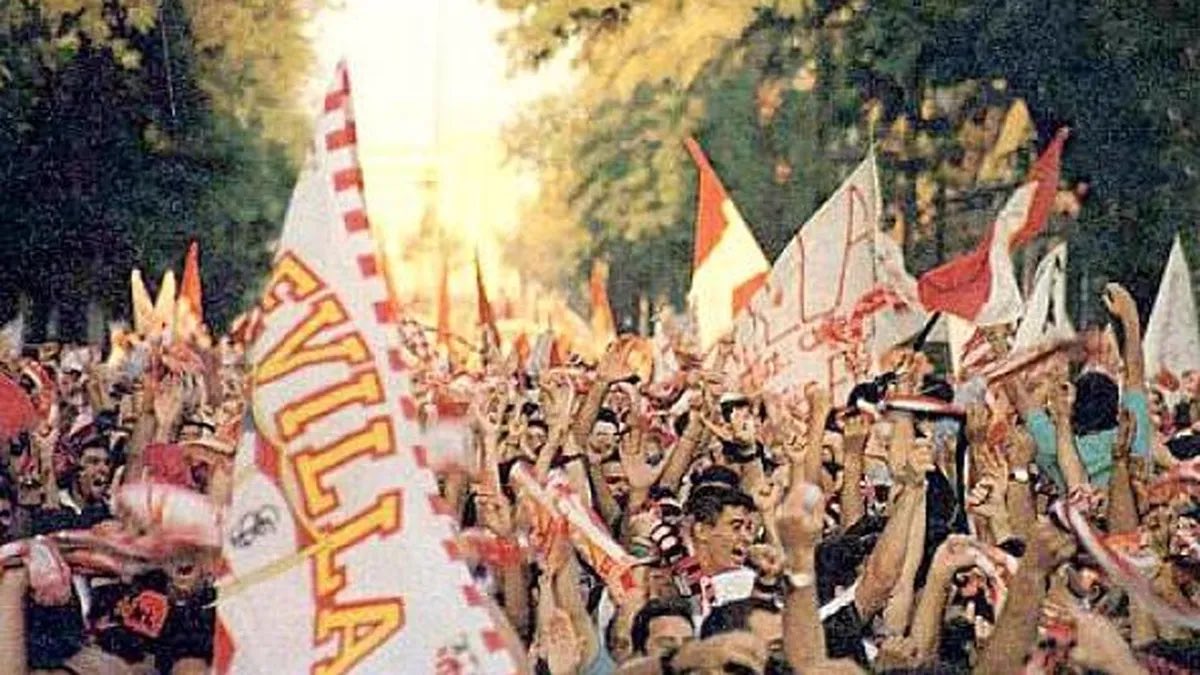 MiguelAbyssos's tweet photo. Quien nos iba a decir a nosotros en aquel Agosto de 1.995, que las siguientes generaciones iban a tener tan poco espíritu de lucha y que pasarían a dejar que una partida de cuatreros nos pusieran al borde de la desaparición…quien te ha visto y quien te ve…SEVILLISMO! https://t.co/kih76SUIUq