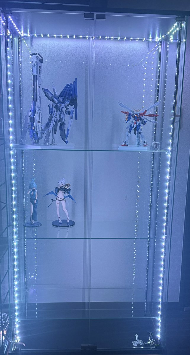 cabochance's tweet photo. ようやくフィギュア棚買ったから諸々飾ってみたけど、メガバーズーカランチャーの迫力凄いわ。 https://t.co/c017GEpJmS