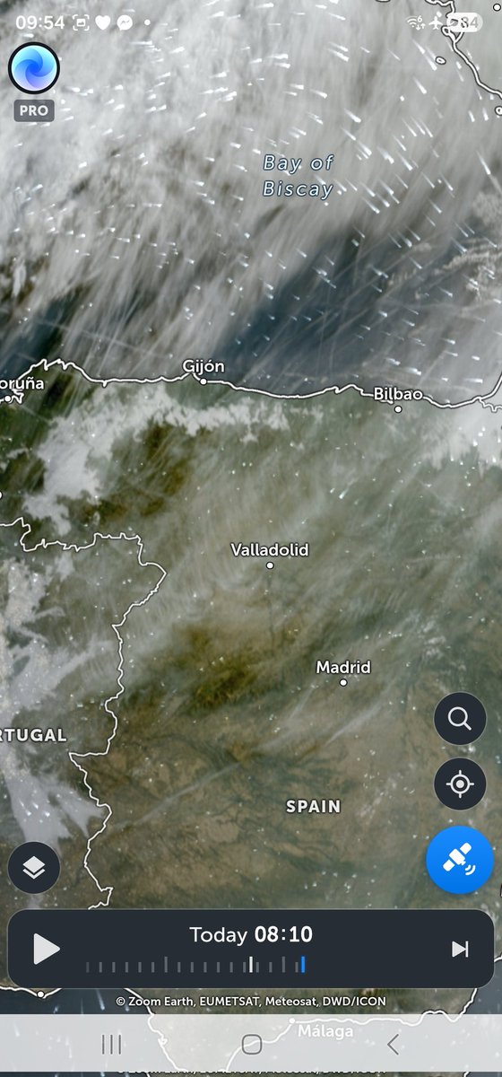 SpanglishBloke's tweet photo. Esto es una locura, la atmósfera está saturada de metales tóxicos y partículas, y siguen vertiendo más. Se puede sentir el olor y el aire está cargado eléctricamente. Medí 168 microamperios por metro. Un genocidio global. #Geoengineering #MurderBirds https://t.co/60eDoOmXrz