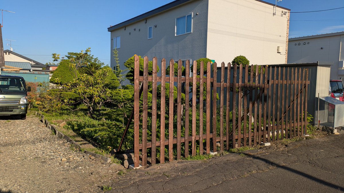 forestworker_x's tweet photo. 今日は道路に面した庭に柵を建ててみた。単管パイプを使った簡易的な物だけど、材料を揃えて色塗ったり穴掘ったり結構大変だったし、昨今の異常気象の影響か、大雪山から吹き降ろす強風に耐えるようしっかりと作らなきゃならんかったから疲れた😫 https://t.co/SFOu5e2ihf