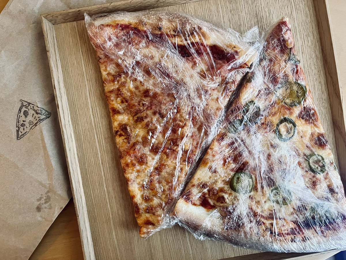 MmeLaperouse's tweet photo. 本日のToo Good To Go は Pizza Slice
JalapenoとCheeseかな
ピザサプライズセット（冷凍）とあったけど温かいやつだった
すぐ食べよ
#トゥグる
#toogoodtogo https://t.co/6aIFpReOJH