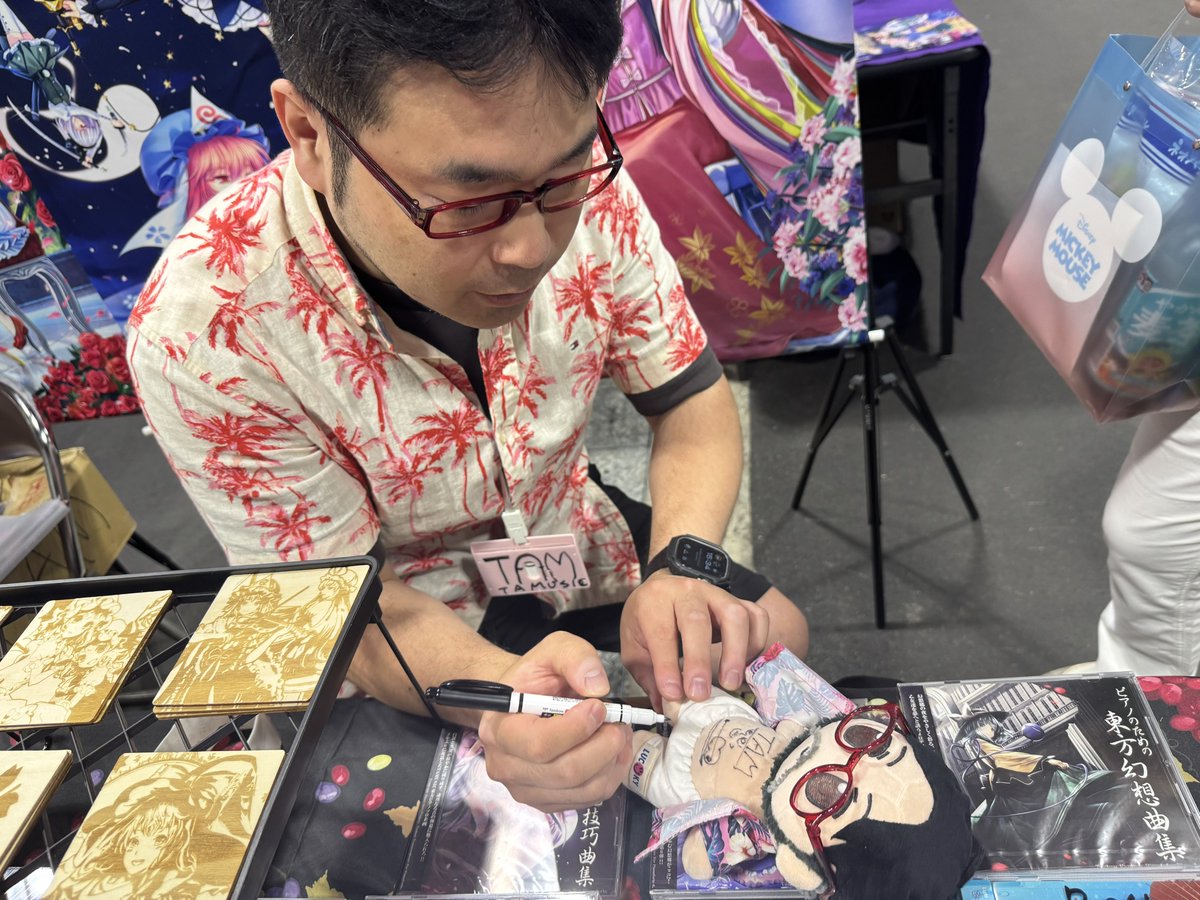 TAMUSIC's tweet photo. 名古屋ファン 🤝✍️大集合

手造りTAM人形にサイン
初めて会いに来た女の子👧
社会人のパワー大人買い💿💿💿💿
名華祭 新作完売🪧 ありがとう😍 https://t.co/pipIxH0Qhx