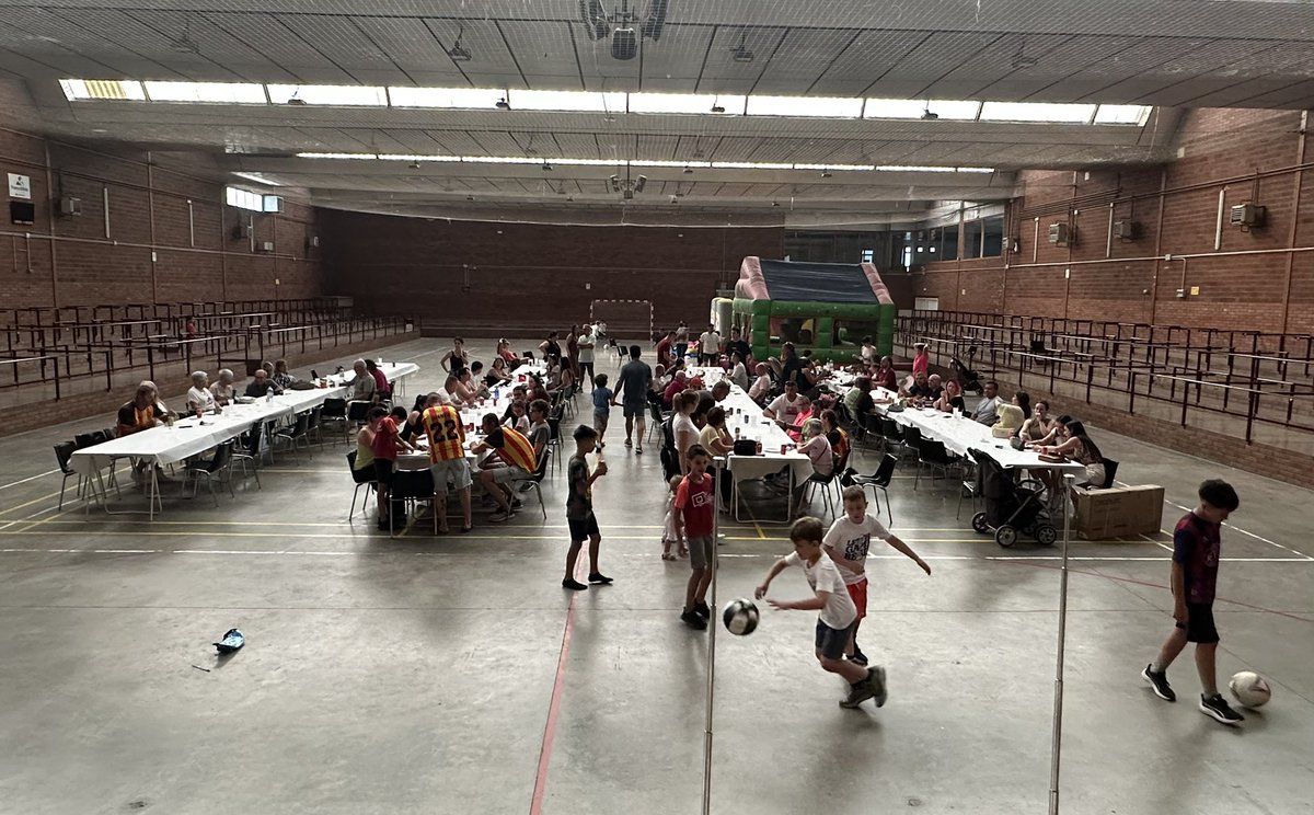 cfbellvis's tweet photo. 🔚 Final de temporada ahir al Municipal. Gràcies a l’@Ajunt_Bellvis per fer-ho possible i a tothom per participar-hi! 

Felicitats Roger i Biel pel merescut premi a millors CM de part dels @CigalerosFC i @FutbolitisLL 

Ens retrobem a l’agost! ⚽️

Visca el Bellvís! 🔴🔵 https://t.co/vtQ6JdQnjd