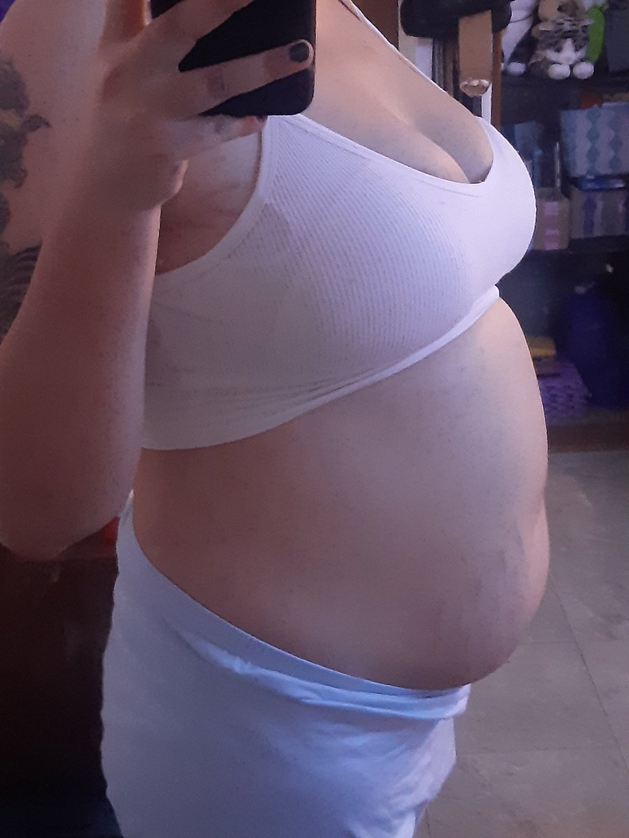 PhaunChu's tweet photo. Y esto después de llenarme con más agua, creo que este experimento está funcionando. Me duele la cintura pero creo que le cabe más a mi estomago 

 #expansion #fatty #piggy #biggirl https://t.co/CjXi6dVKPg