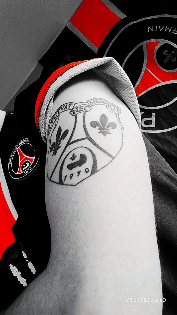 AleksPSG's tweet photo. @Djaameel_ Tatouage fait en 2020, 2 fleurs de Lys, c'était écrit enfaîte ⭐️⭐️❤️💙 https://t.co/XbYQzxRv13
