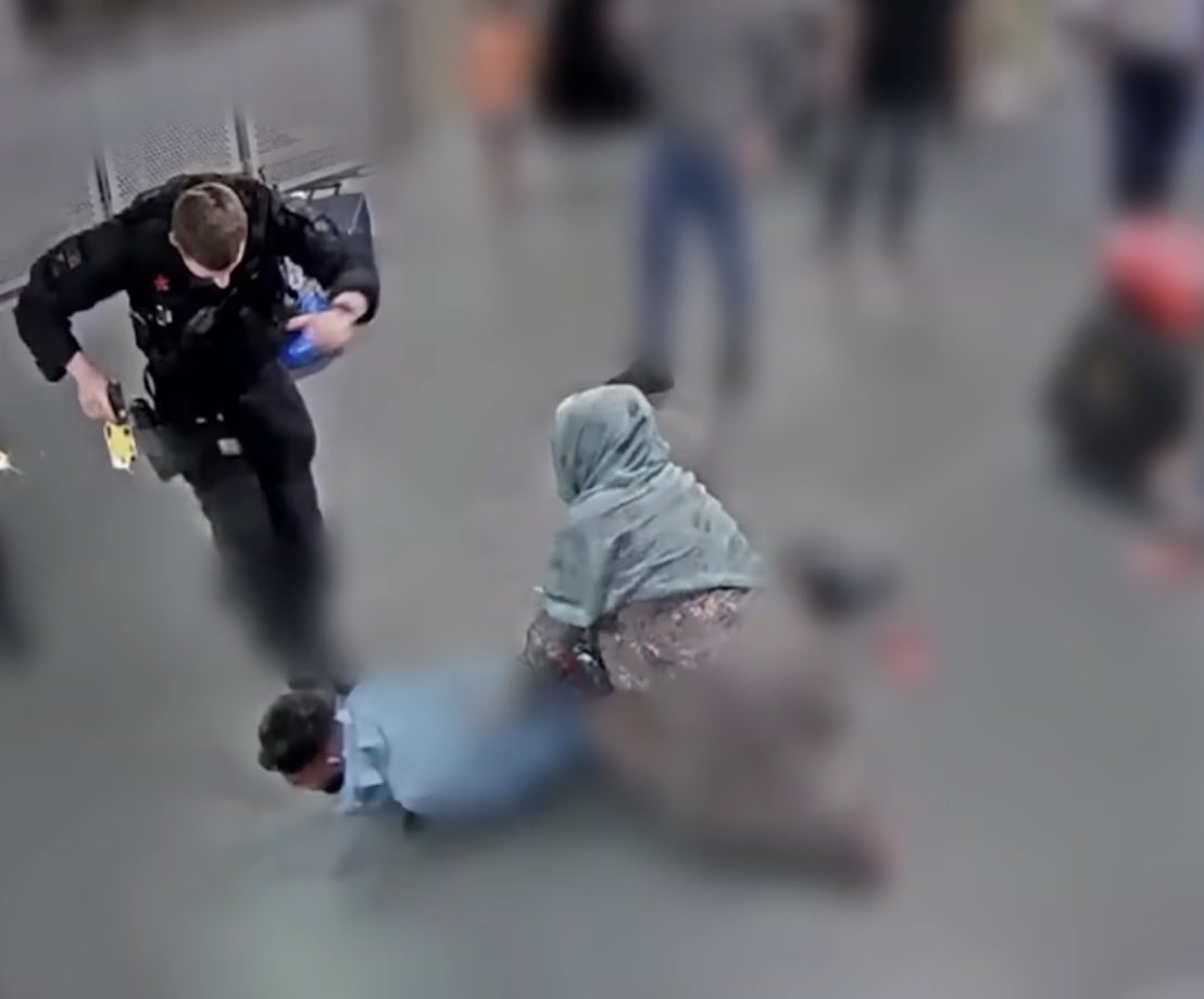 _RaptorStrike's tweet photo. @meanybopeany @narindertweets @CPhilpOfficial Like I said earlier. You clearly do not know how the SFOs are trained.

Who do you think is restraining the scumbag on the floor here, his mother? 🤦🏻‍♂️ He’d been tased but was not restrained. 

Facts matter, not your woke hurt feelings. https://t.co/kP2f4fbj8s