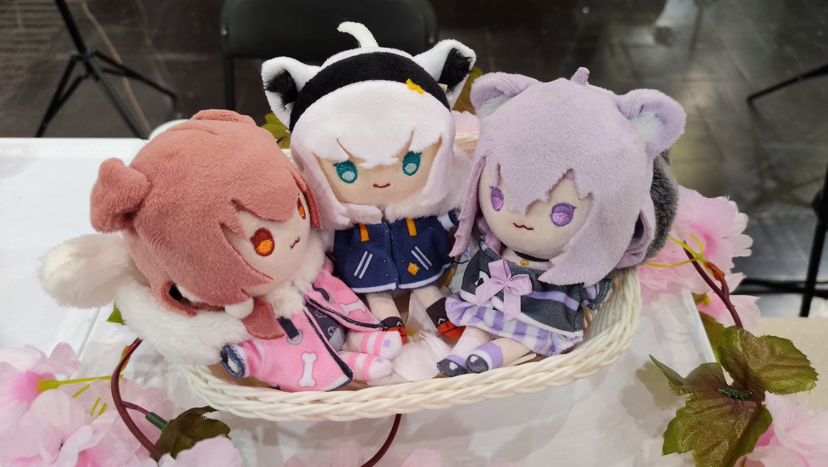 cyclic_red's tweet photo. Last day! Fubuki is only on display, but there are still plenty of OkaKoro! #Dokomi https://t.co/kBwKbN9NSl