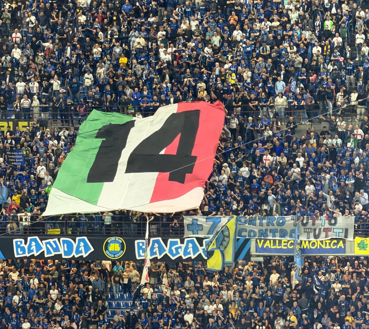 IMnerazzurro's tweet photo. @PrimaBase21 È nostro per sermpre.. condannati d'Italia!' https://t.co/U8AhdxSG5X