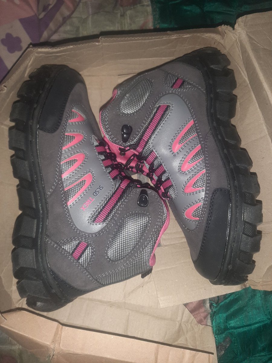 nishimuraevan's tweet photo. WANT TO SALE
+sepatu gunung SLEEK SIDE

+ukuran 38 

+belum pernah di pake sama sekali untuk naik gunung, baru di coba di rumah aja

+bisa co lewat 🍊 (blm termasuk adm ya)

-minus kotak nya rusak dan kartu garansi aga sobek

*dijual karna kebesaran

HARGA: 195k can negtip https://t.co/2Erz9x8d92