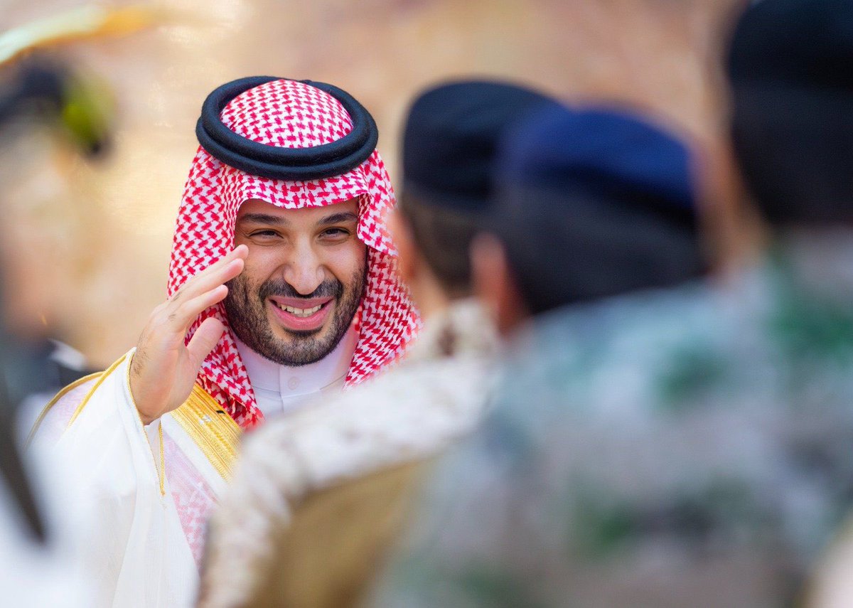 Moh_poet's tweet photo. شال الأمانة بكل تقدير وإنصاف
حمل البشوت اللي تعلّت متونه

مستقبلٍ مليون وسبع مْية الآف
بأطهر ثرى حط الضيوف بعيونه

تختلف الألسن والعوايد والأطياف
وأمنٍ جمعهم .. بـ الوفا يذكرونه  

من كل فجٍ جا على الشوق لهّاف
ومن حج بيت الله محمّد يصونه  

#نجاح_موسم_حج_1447هـ https://t.co/PRXkJBJyN7