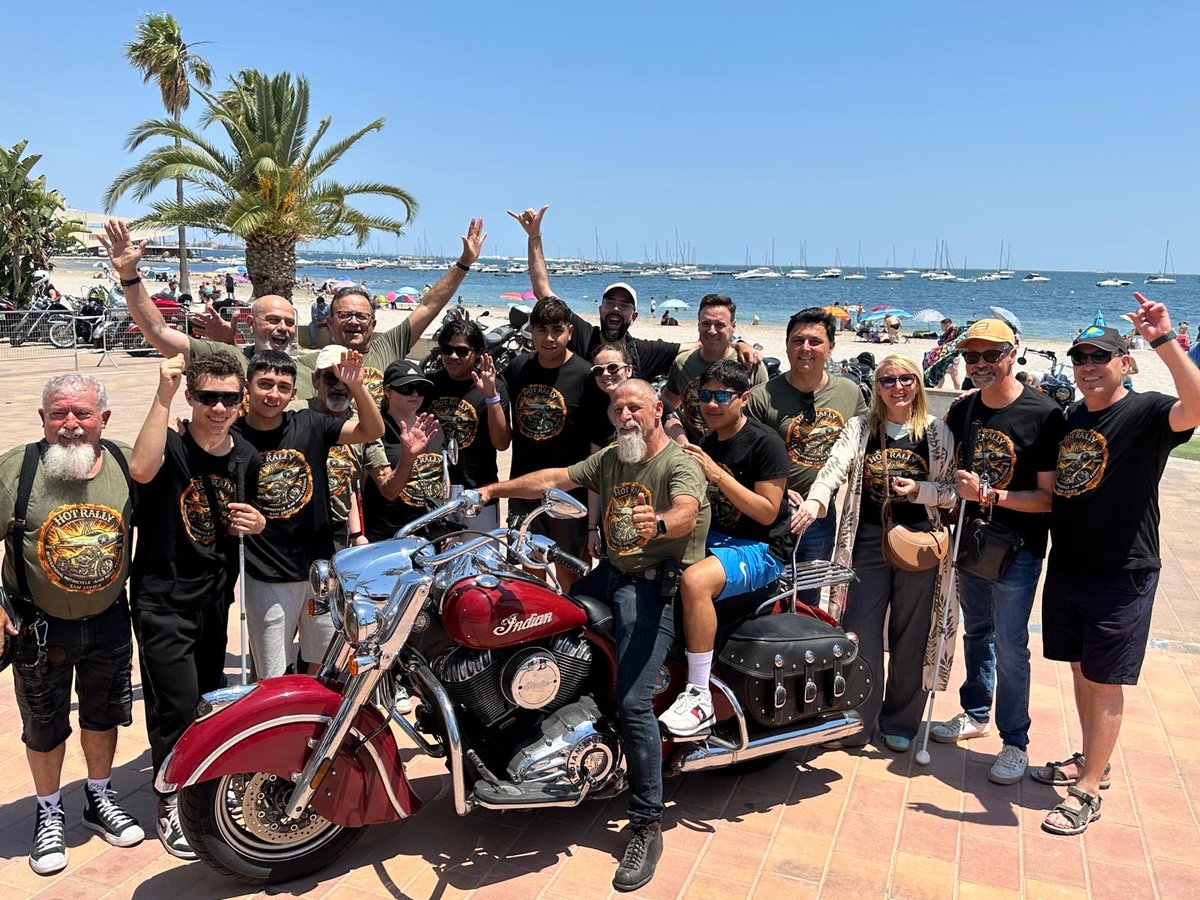 ONCE_oficial's tweet photo. ¿Te imaginas lo que supone para un joven ciego dar una vuelta en moto Harley Davidson o Indian? 
Es lo que han hecho estudiantes del Centro de Recursos Educativos #CRE de la ONCE de Madrid celebrando el fin de curso en #Cartagena, con la concentracion de motores Hot Rally Murcia, en colaboraciön con el @Ayto_SanJavier.
Rugido de motores, adrenalina y compañerismo en una jornada inolvidable🏍️