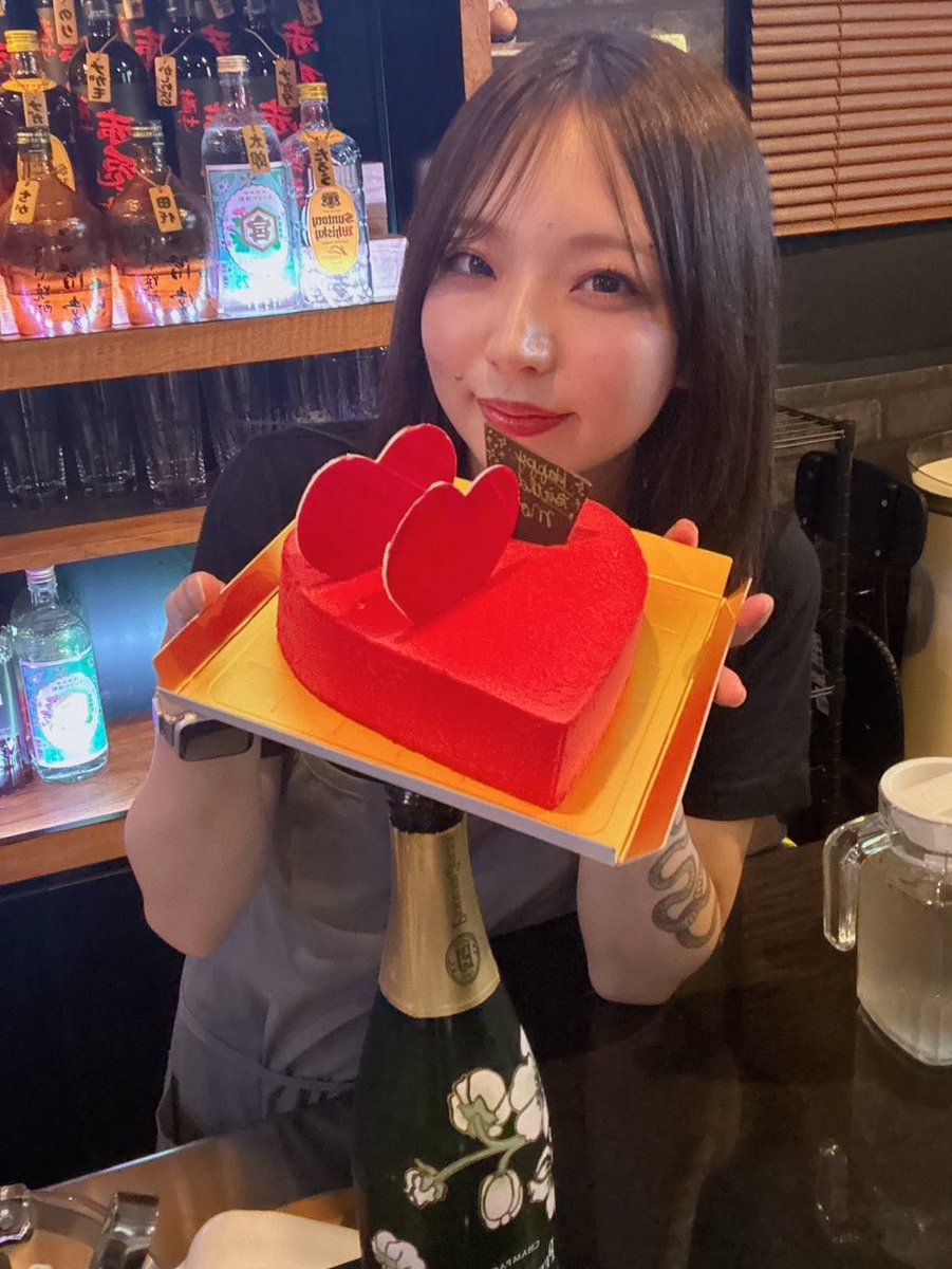 mchan_uma's tweet photo. たくさんお祝いしていただけて幸せでした！！
誕生日営業二日間本当にありがとうございました🙇‍♀️🩵🩵🩵

追記：誕生日当日馬券も舟券も坊主で終了
なんで？ https://t.co/ZPMFUXxnl4